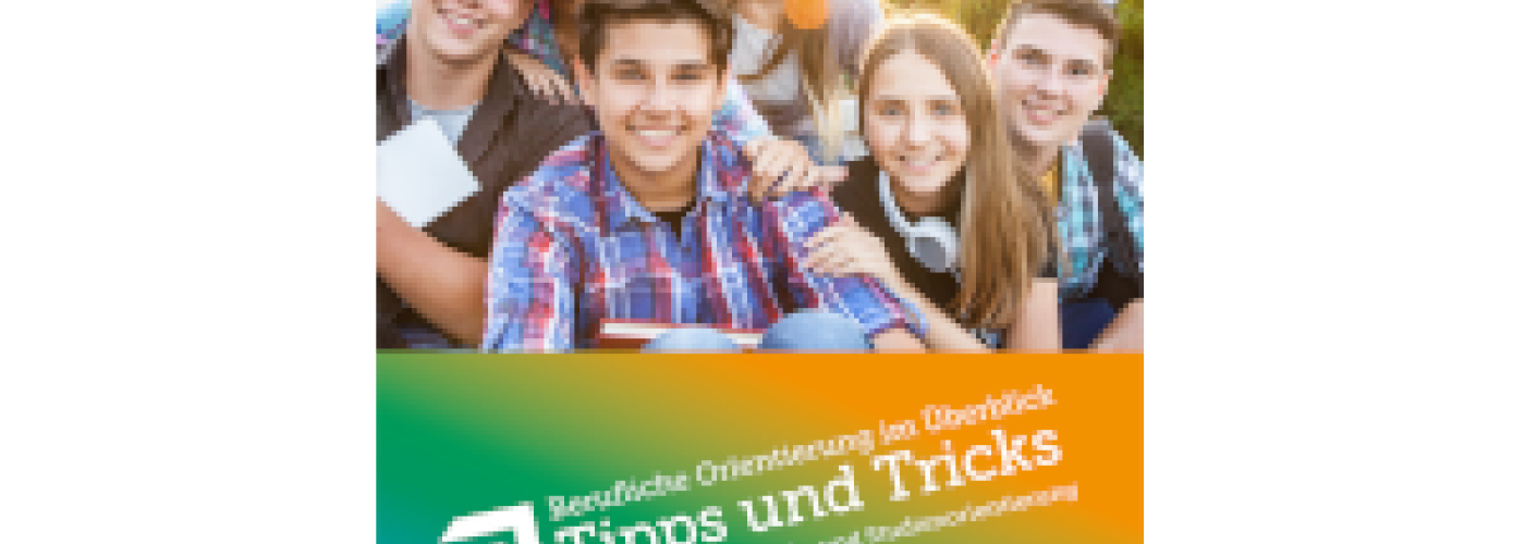 Titelbild der Elternbroschüre zeigt eine Gruppe Jugendliche. 