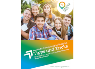 Titelbild der Elternbroschüre zeigt eine Gruppe Jugendliche. 