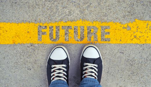 Symbolbild f&uuml;r Zukunft und Berufsorientierung &ndash; gelbe Linie mit Schriftzug FUTURE vor Schuhen
